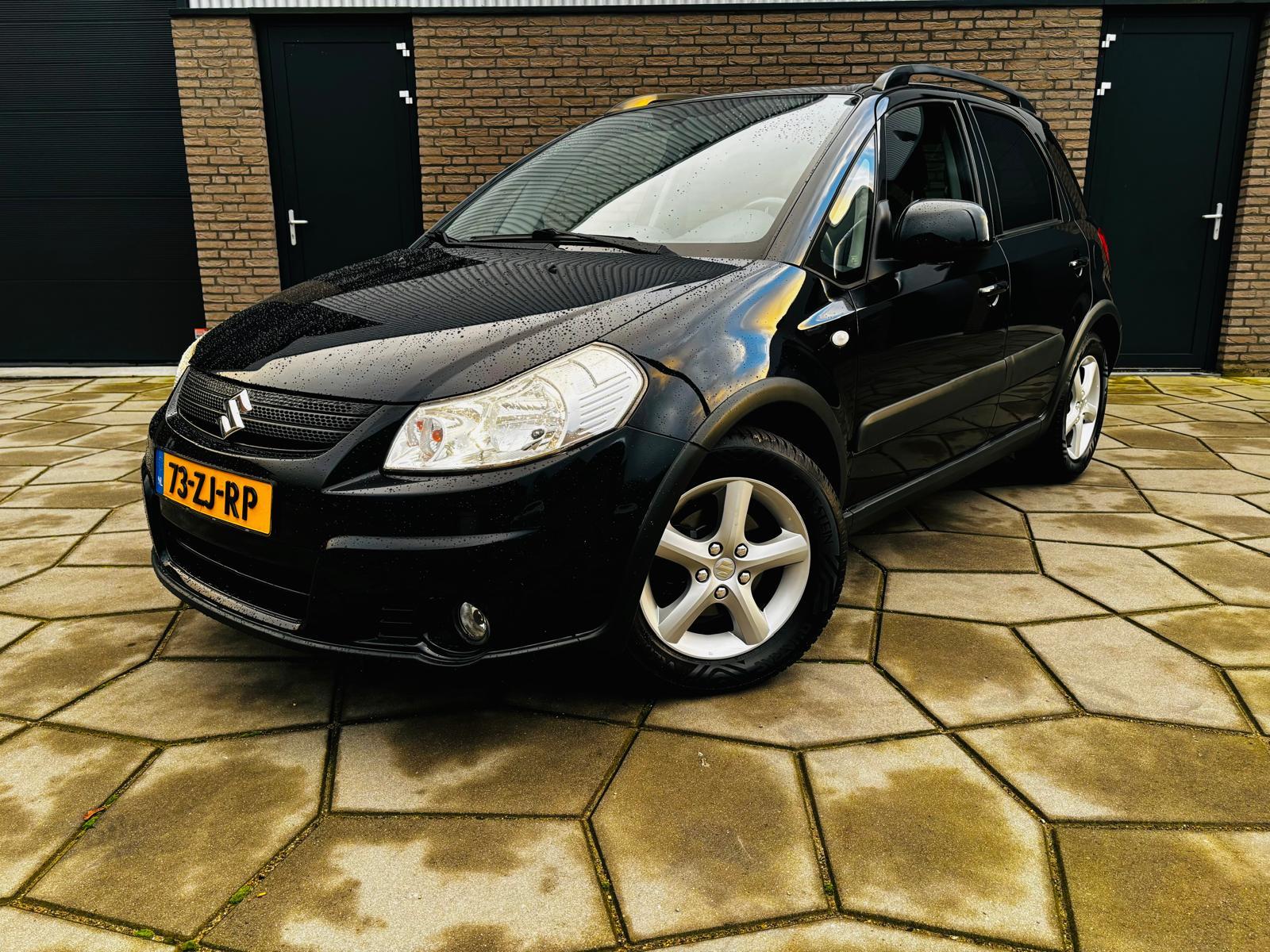 Suzuki SX4 AIRCO|Trekhaak afnb|Privacy glas|Metallic lak| 4 x All-Season Nieuw|Parrot