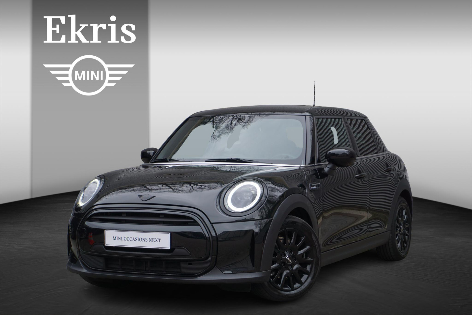 MINI 5-deurs Cooper Camden Edition | 16" lichtmetaal l Apple CarPlay l Parkeersensoren l Leer