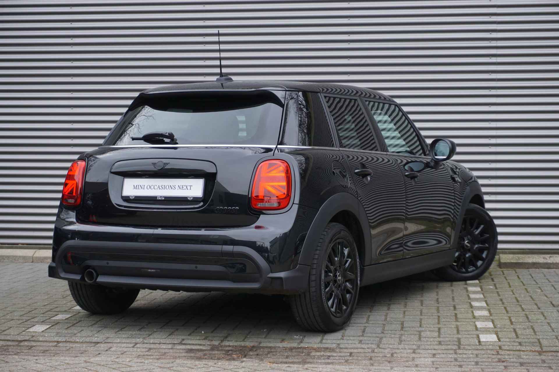 MINI 5-deurs Cooper Camden Edition | 16" lichtmetaal l Apple CarPlay l Parkeersensoren l Leer - 2/27