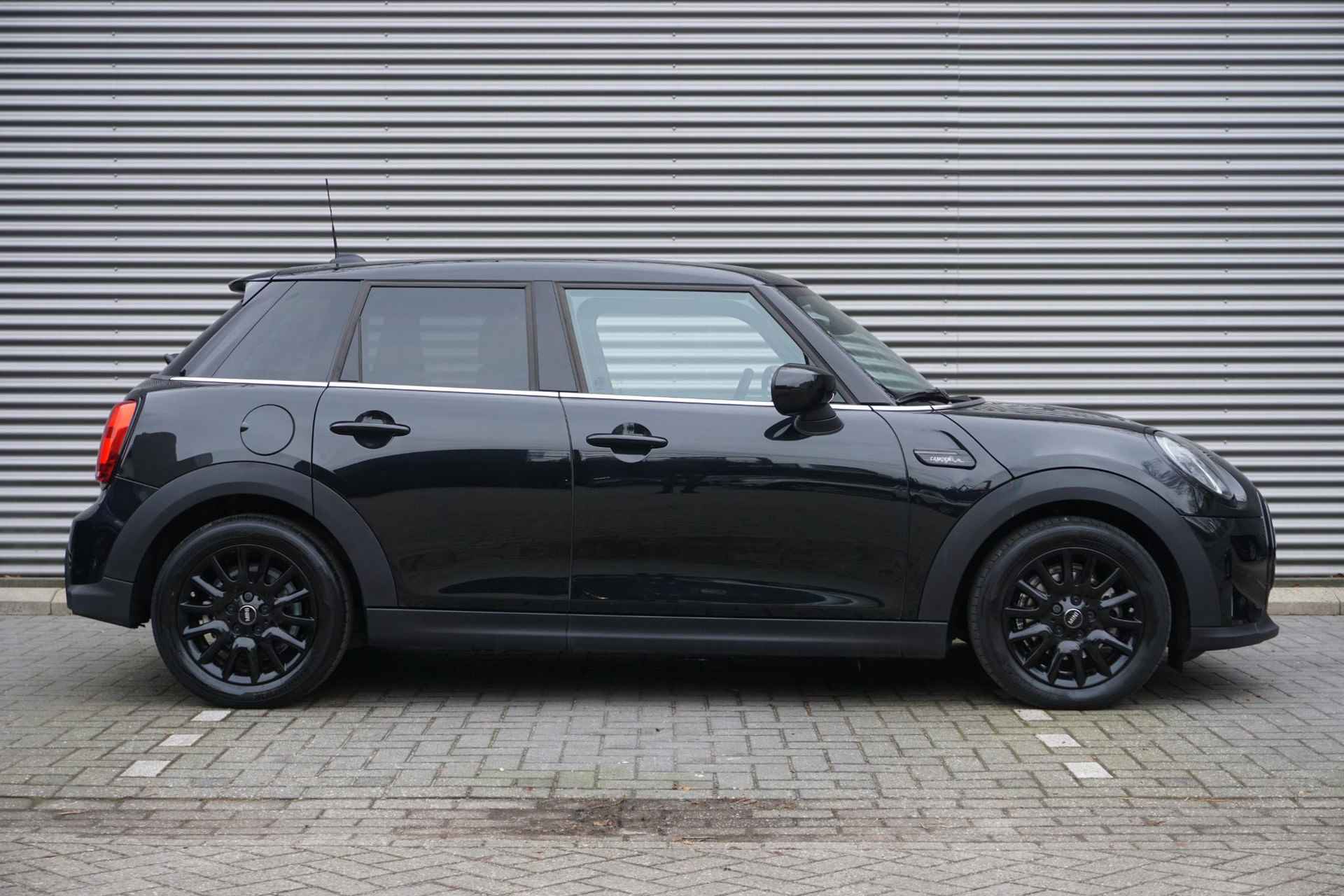 MINI 5-deurs Cooper Camden Edition | 16" lichtmetaal l Apple CarPlay l Parkeersensoren l Leer - 4/27