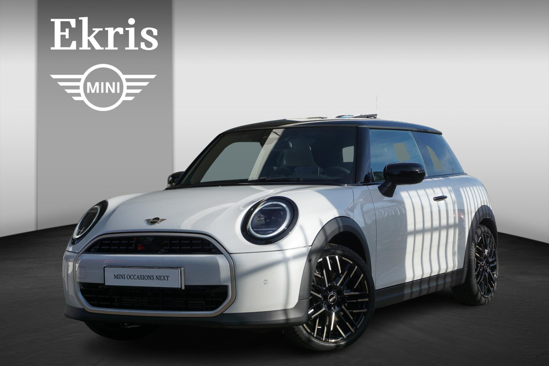 MINI 3-deurs Cooper C Favoured Trim | Pakket M | 18 inch Night Flash Spoke 2-tone | Glazen panoramadak | 	John Cooper Works Sport stoel