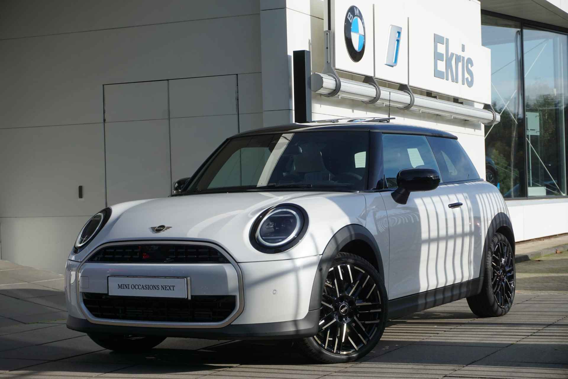 MINI 3-deurs Cooper C Favoured Trim | Pakket M | 18 inch Night Flash Spoke 2-tone | Glazen panoramadak | 	John Cooper Works Sport stoel - 34/34