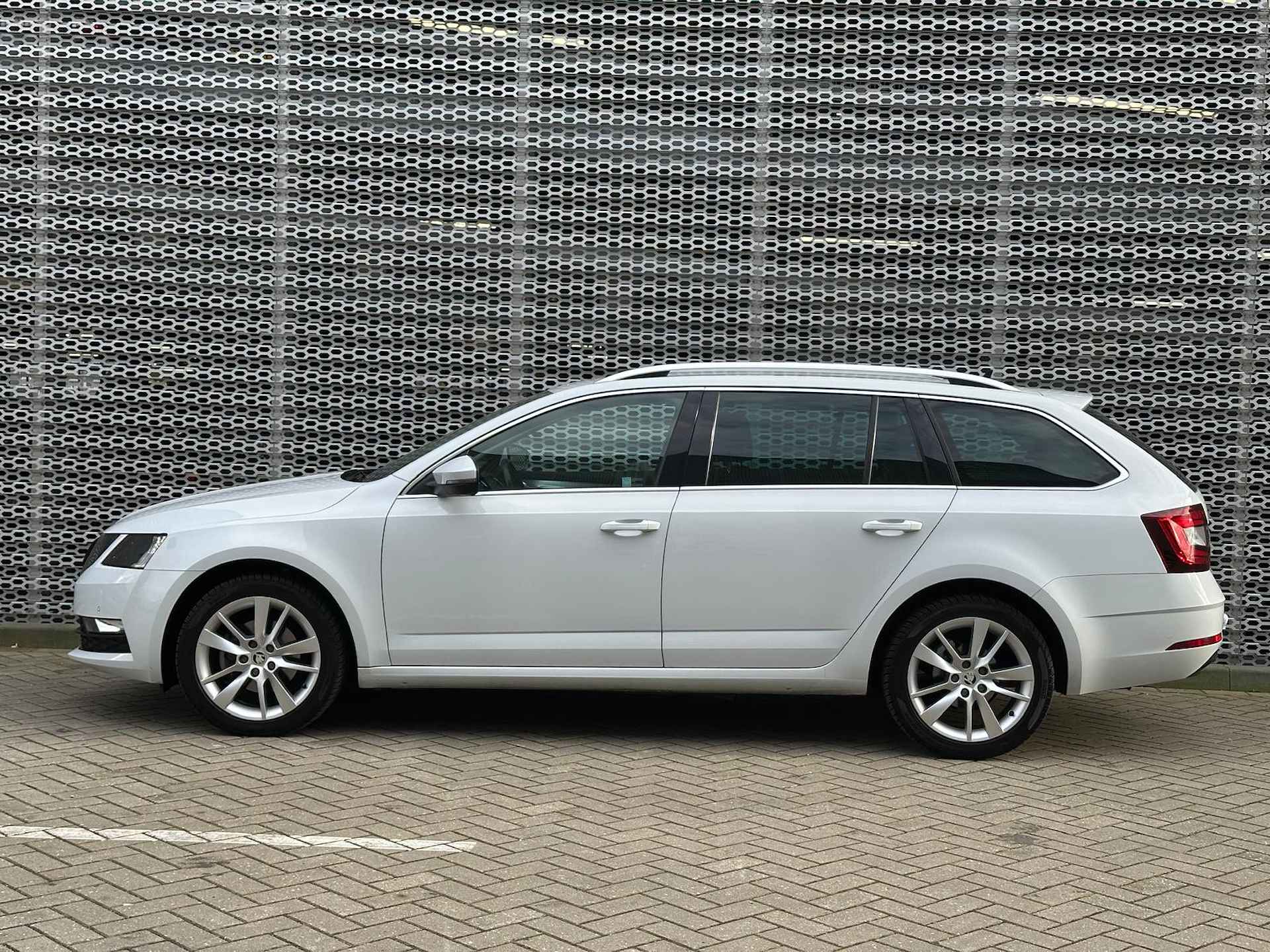 Škoda Octavia Combi 1.5 TSI Greentech Ambition Business / Navigatie / Appconnect / Stoeverwarming / Parkeer sensoren V+A p4 - 4/28