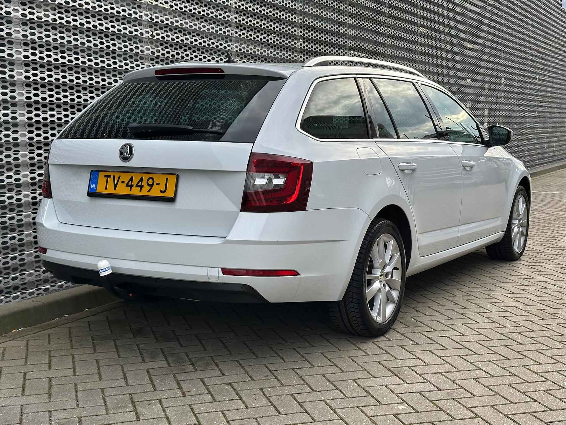 Škoda Octavia Combi 1.5 TSI Greentech Ambition Business / Navigatie / Appconnect / Stoeverwarming / Parkeer sensoren V+A p4 - 7/28