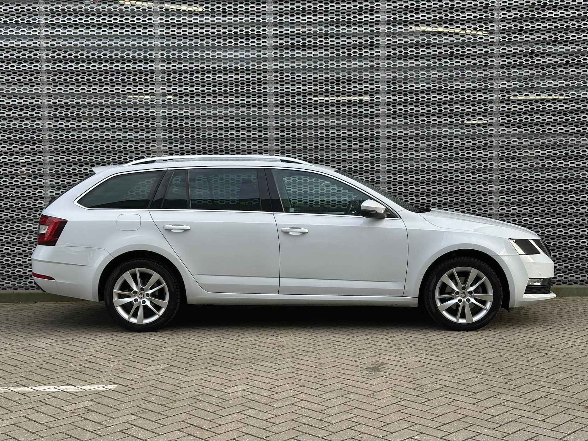 Škoda Octavia Combi 1.5 TSI Greentech Ambition Business / Navigatie / Appconnect / Stoeverwarming / Parkeer sensoren V+A p4 - 8/28