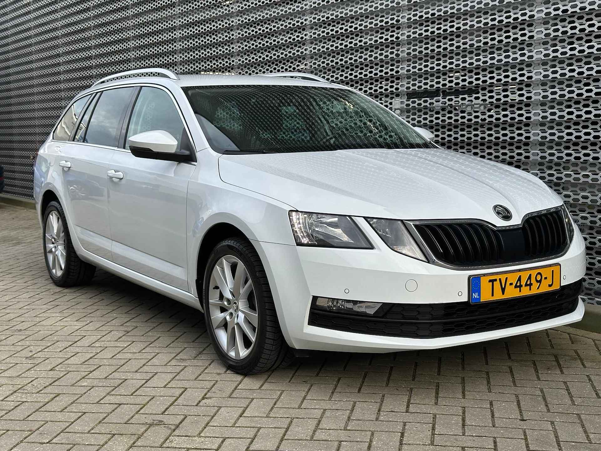 Škoda Octavia Combi 1.5 TSI Greentech Ambition Business / Navigatie / Appconnect / Stoeverwarming / Parkeer sensoren V+A p4 - 9/28