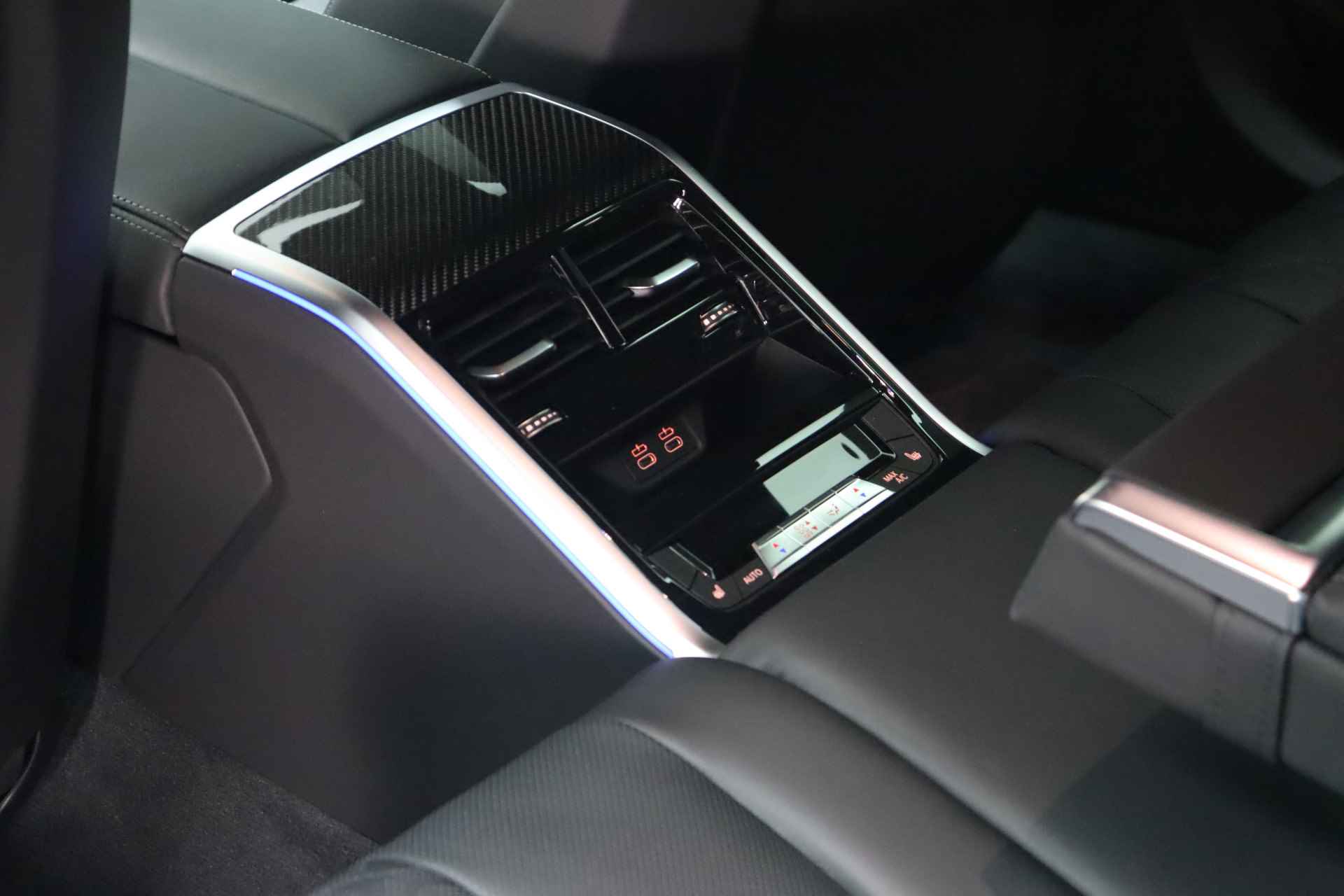 BMW 8 Serie Gran Coupé M8 Competition Automaat / M Sportstoelen / M Carbon-keramisch remmen / Laserlight / Bowers & Wilkins / Soft-Close / Stoelventilatie - 30/38