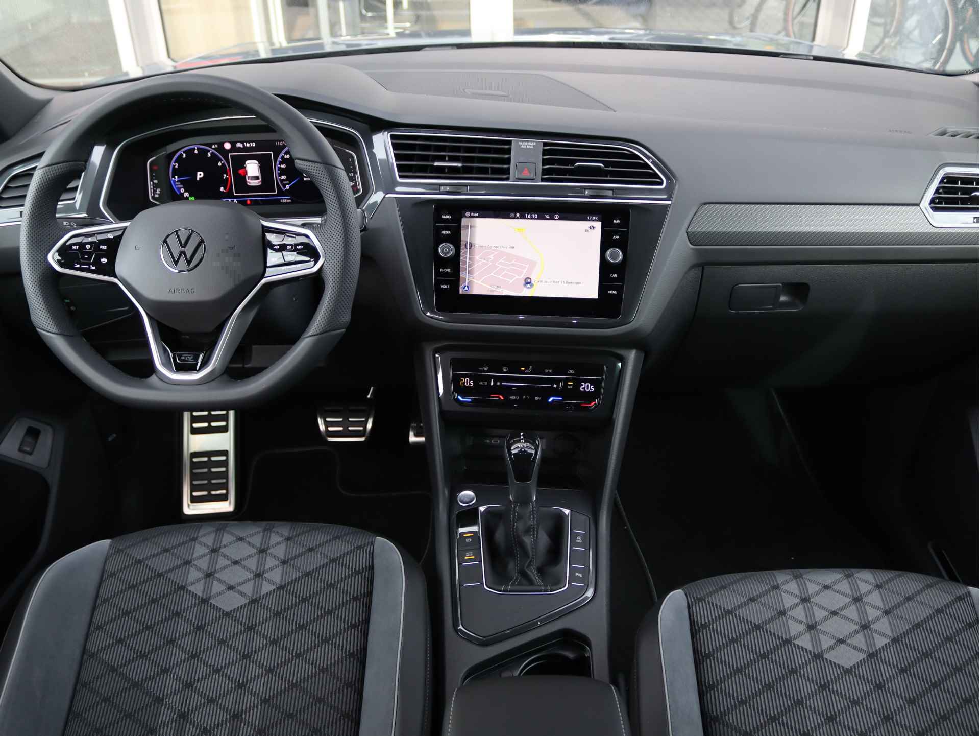 Volkswagen Tiguan 1.5 TSI 150 pk DSG R-Line Business | Navigatie | Spiegel pakket | Multimedia pakket | 19" Valencia | Keyless | Nieuwprijs rijklaar € 51.755,- | - 22/49