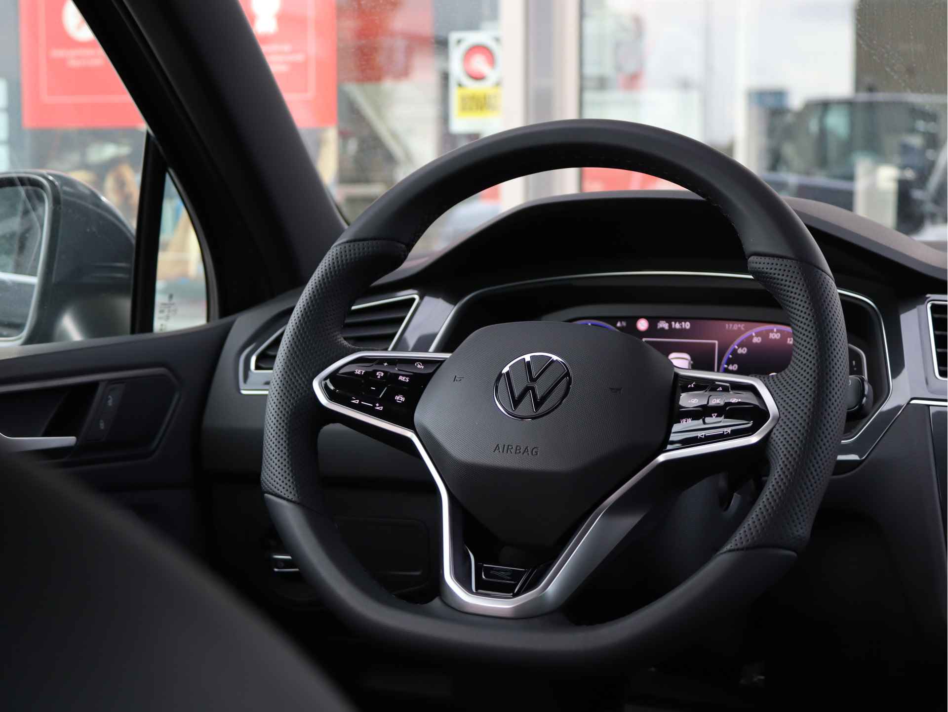 Volkswagen Tiguan 1.5 TSI 150 pk DSG R-Line Business | Navigatie | Spiegel pakket | Multimedia pakket | 19" Valencia | Keyless | Nieuwprijs rijklaar € 51.755,- | - 23/49