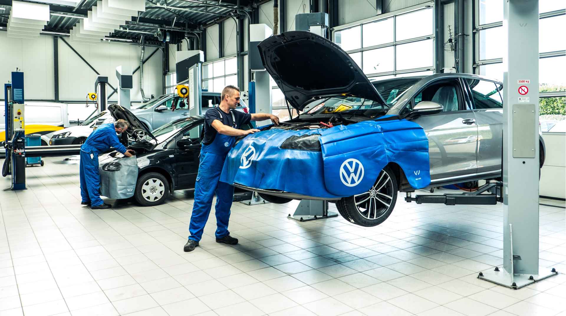 Volkswagen Tiguan 1.5 TSI 150 pk DSG R-Line Business | Navigatie | Spiegel pakket | Multimedia pakket | 19" Valencia | Keyless | Nieuwprijs rijklaar € 51.755,- | - 45/49