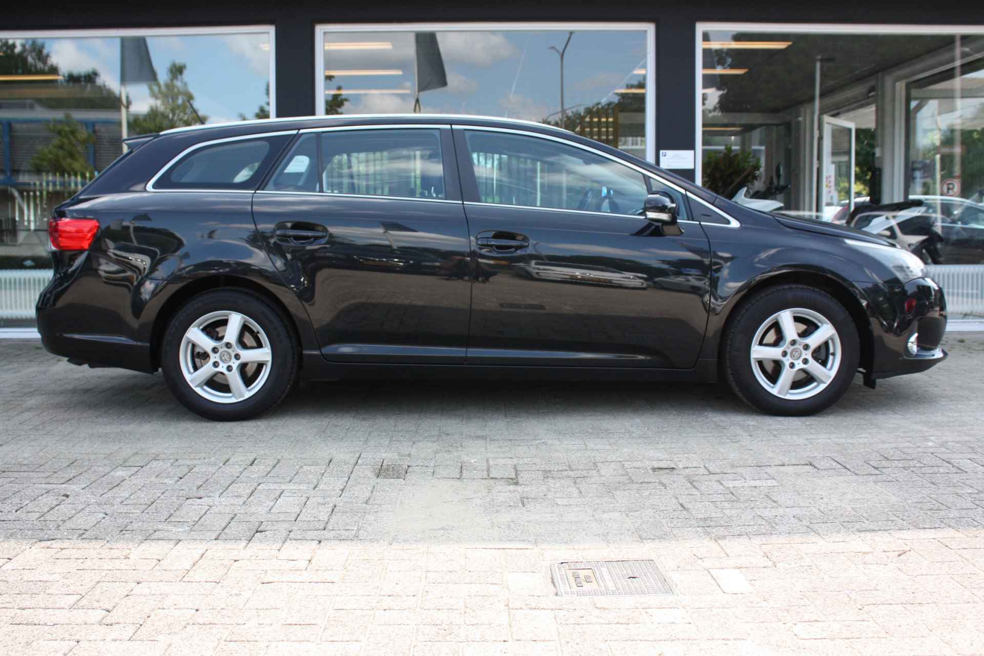 Toyota Avensis wagon 1.8 VVTi Business | Camera | Trekhaak | Navi | Stoelverwarming - 14/57