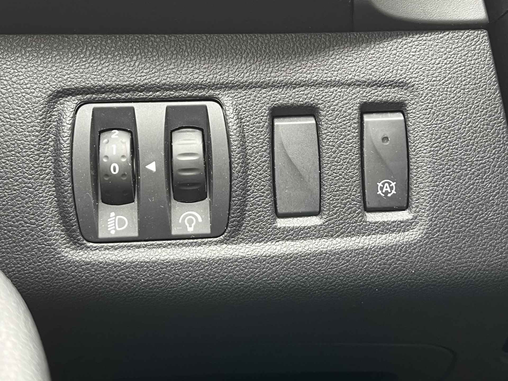 Renault Clio Estate 0.9 TCe 90 Intens , Navigatie, LED, Lichtmetaal 17'', Parkeersensoren, Climate Control, Key-less, Regen & licht sensor, Cruise Control - 15/30