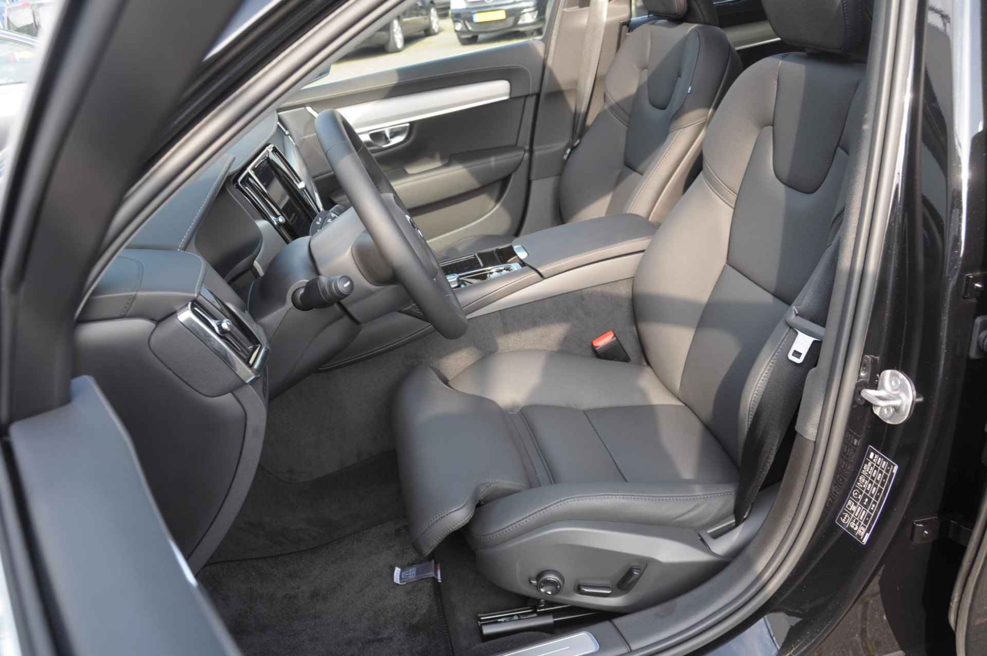 Volvo S90 T8 455PK Automaat AWD Ultimate Bright / Luchtvering/ Harman Kardon Audio / Google Services / Elektrisch bedienbare voorstoelen met geheugen functie / Achteruitrijcamera / Long Range / Panoramadak / - 9/39