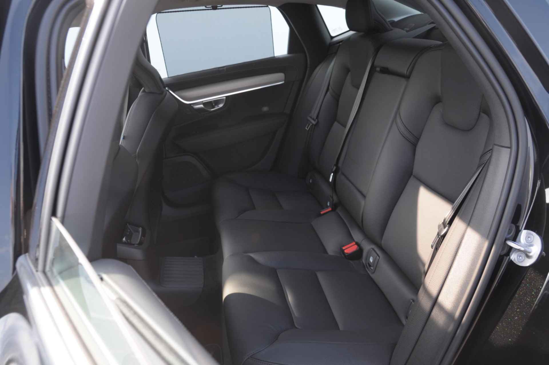 Volvo S90 T8 455PK Automaat AWD Ultimate Bright / Luchtvering/ Harman Kardon Audio / Google Services / Elektrisch bedienbare voorstoelen met geheugen functie / Achteruitrijcamera / Long Range / Panoramadak / - 26/40