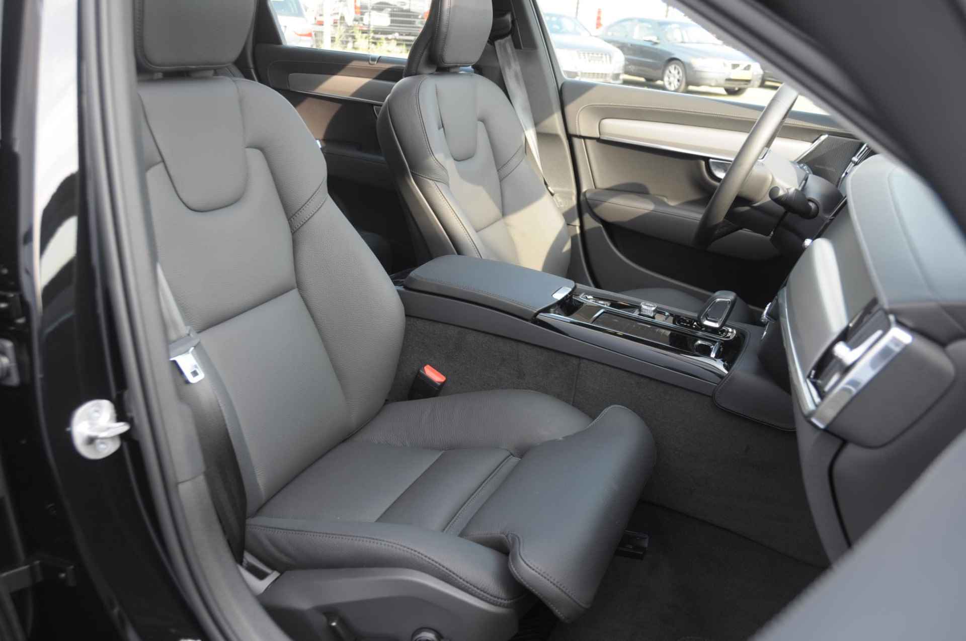 Volvo S90 T8 455PK Automaat AWD Ultimate Bright / Luchtvering/ Harman Kardon Audio / Google Services / Elektrisch bedienbare voorstoelen met geheugen functie / Achteruitrijcamera / Long Range / Panoramadak / - 28/40