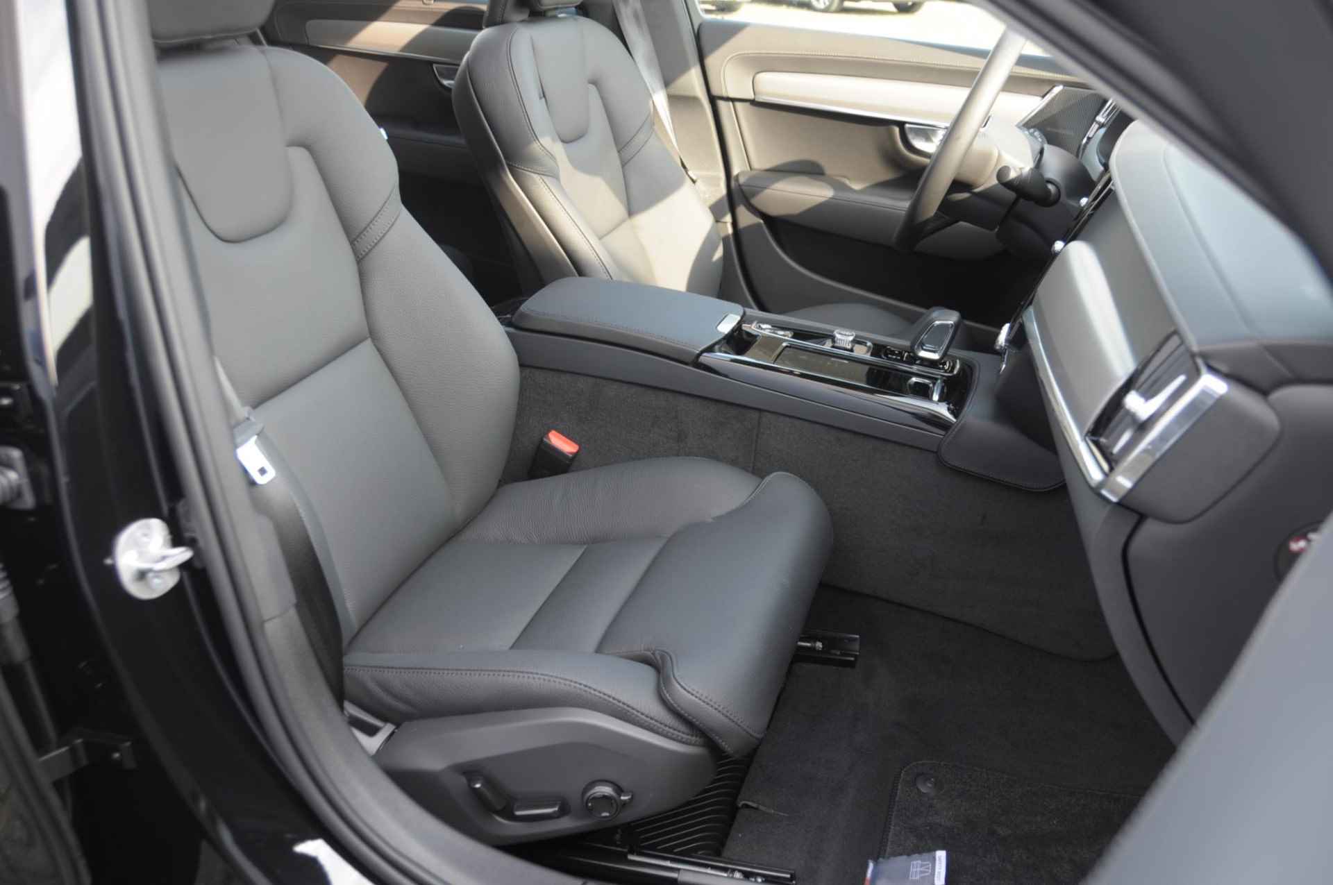 Volvo S90 T8 455PK Automaat AWD Ultimate Bright / Luchtvering/ Harman Kardon Audio / Google Services / Elektrisch bedienbare voorstoelen met geheugen functie / Achteruitrijcamera / Long Range / Panoramadak / - 29/40