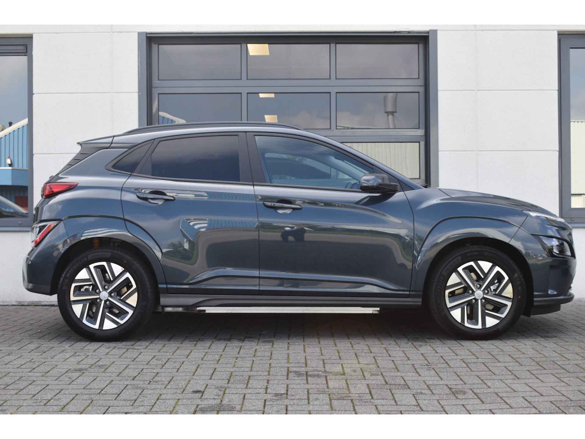 Hyundai KONA EV Fashion 64 kWh EV FASHION 64 KWH VAN € 46.090,00 VOOR € 38.630,- | UIT VOORRAAD LEVERBAAR - 3/29
