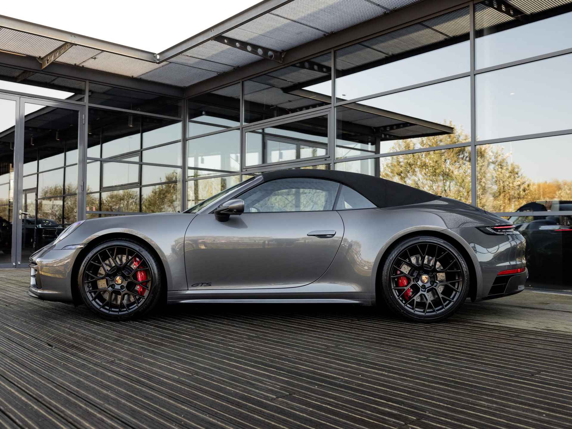 Porsche 911 Cabrio 3.0 Carrera 4 GTS | SPORTDESIGN | SPORTCHRONO | LIFT | BOSE | PASM | SPORTUITLAATSYSTEEM | ADAPTIVE CRUISE CONTROL | KEYLESS | CARBON INTERIEUR | 18-WEG | - 10/69