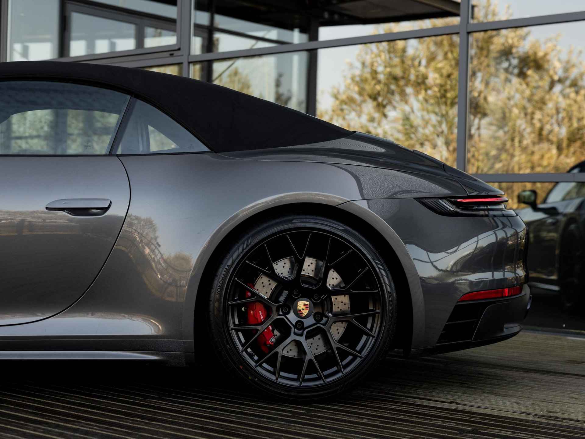 Porsche 911 Cabrio 3.0 Carrera 4 GTS | SPORTDESIGN | SPORTCHRONO | LIFT | BOSE | PASM | SPORTUITLAATSYSTEEM | ADAPTIVE CRUISE CONTROL | KEYLESS | CARBON INTERIEUR | 18-WEG | - 57/69