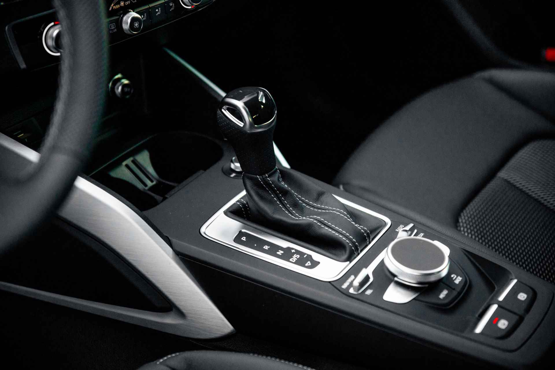 Audi Q2 35 TFSI S Edition | Zwart optiek | Adaptive cruise | Privacy glass - 14/54