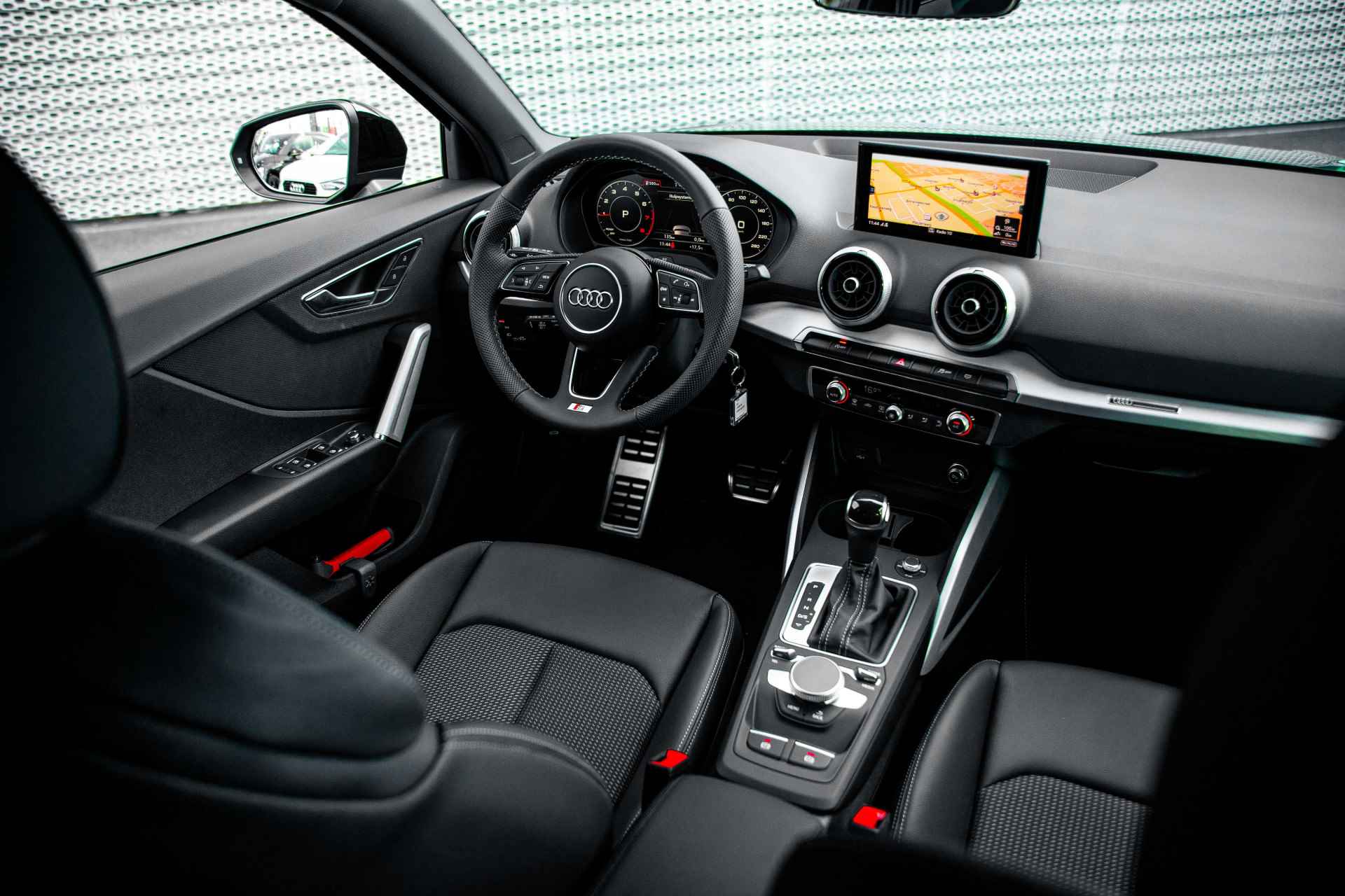 Audi Q2 35 TFSI S Edition | Zwart optiek | Adaptive cruise | Privacy glass - 36/54