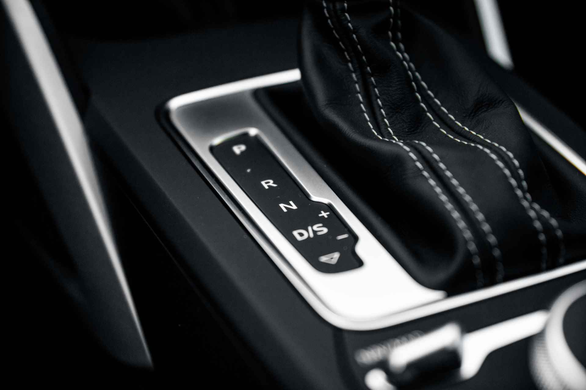 Audi Q2 35 TFSI S Edition | Zwart optiek | Adaptive cruise | Privacy glass - 40/54