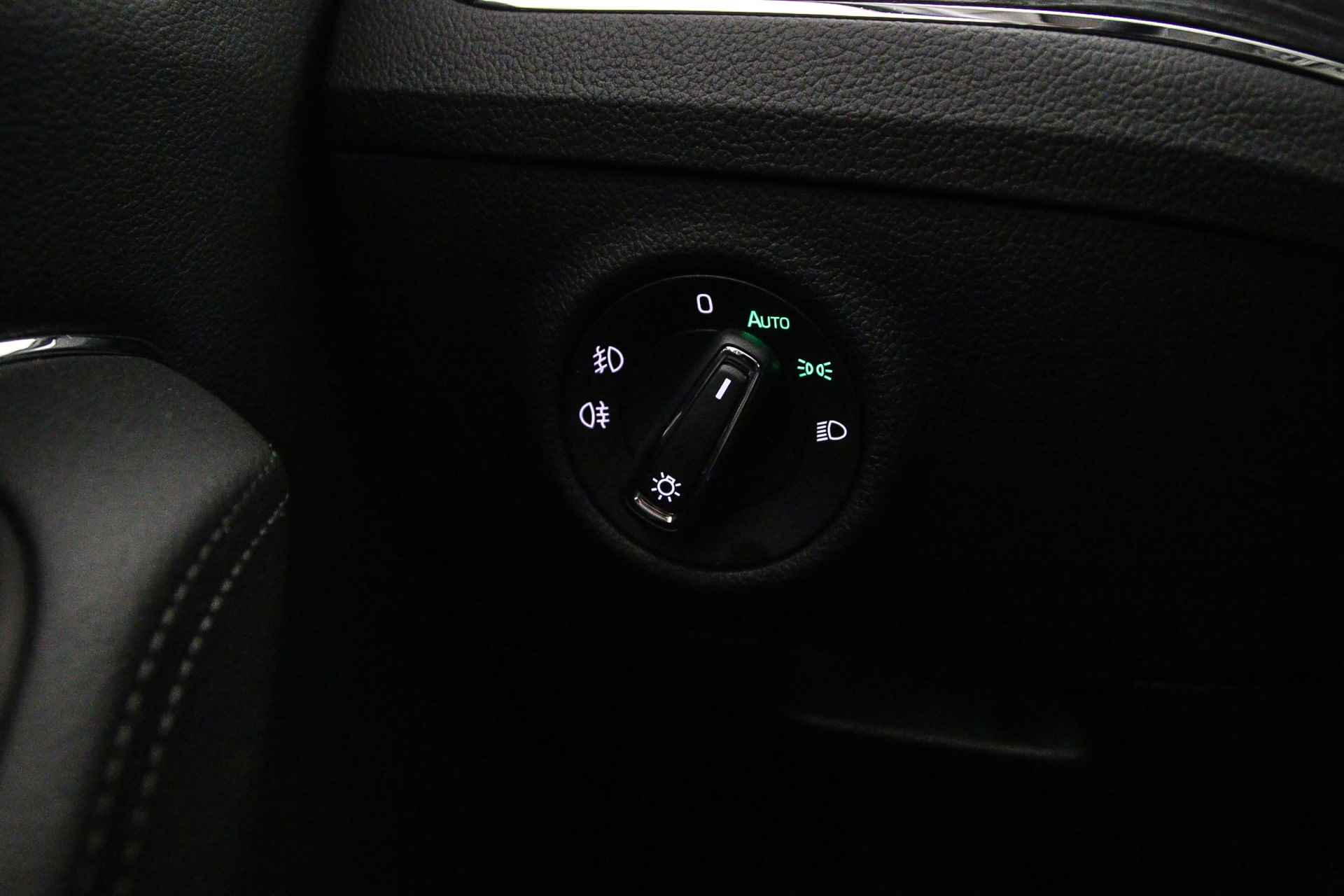 Škoda Superb Combi Business Edition Plus 1.4 TSI PHEV 218pk DSG Automaat Achteruitrijcamera, Navigatie, Cruise control, Airco, DAB, Parkeersensoren, Stoelverwarming, LED verlichting - 12/46