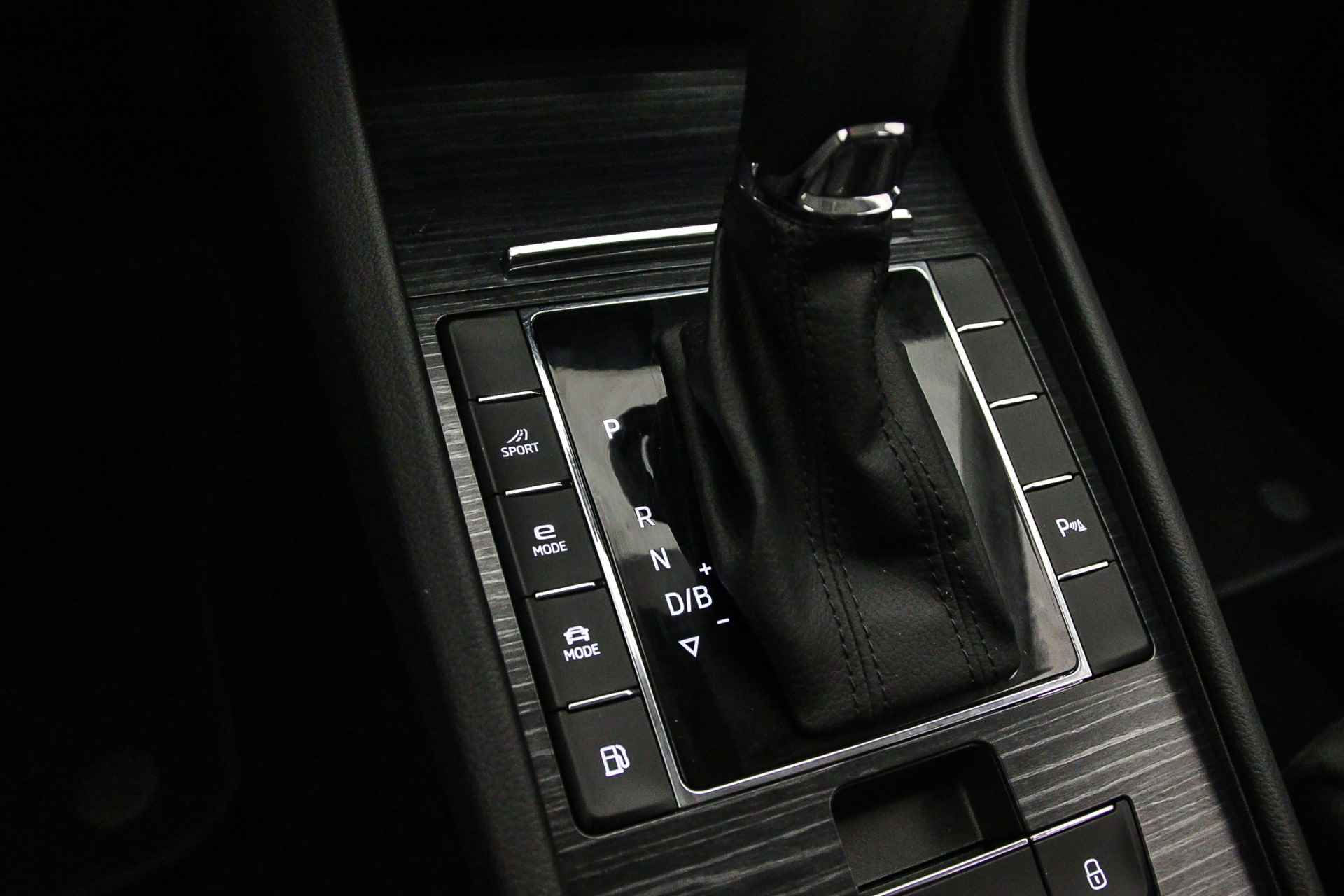 Škoda Superb Combi Business Edition Plus 1.4 TSI PHEV 218pk DSG Automaat Achteruitrijcamera, Navigatie, Cruise control, Airco, DAB, Parkeersensoren, Stoelverwarming, LED verlichting - 19/46