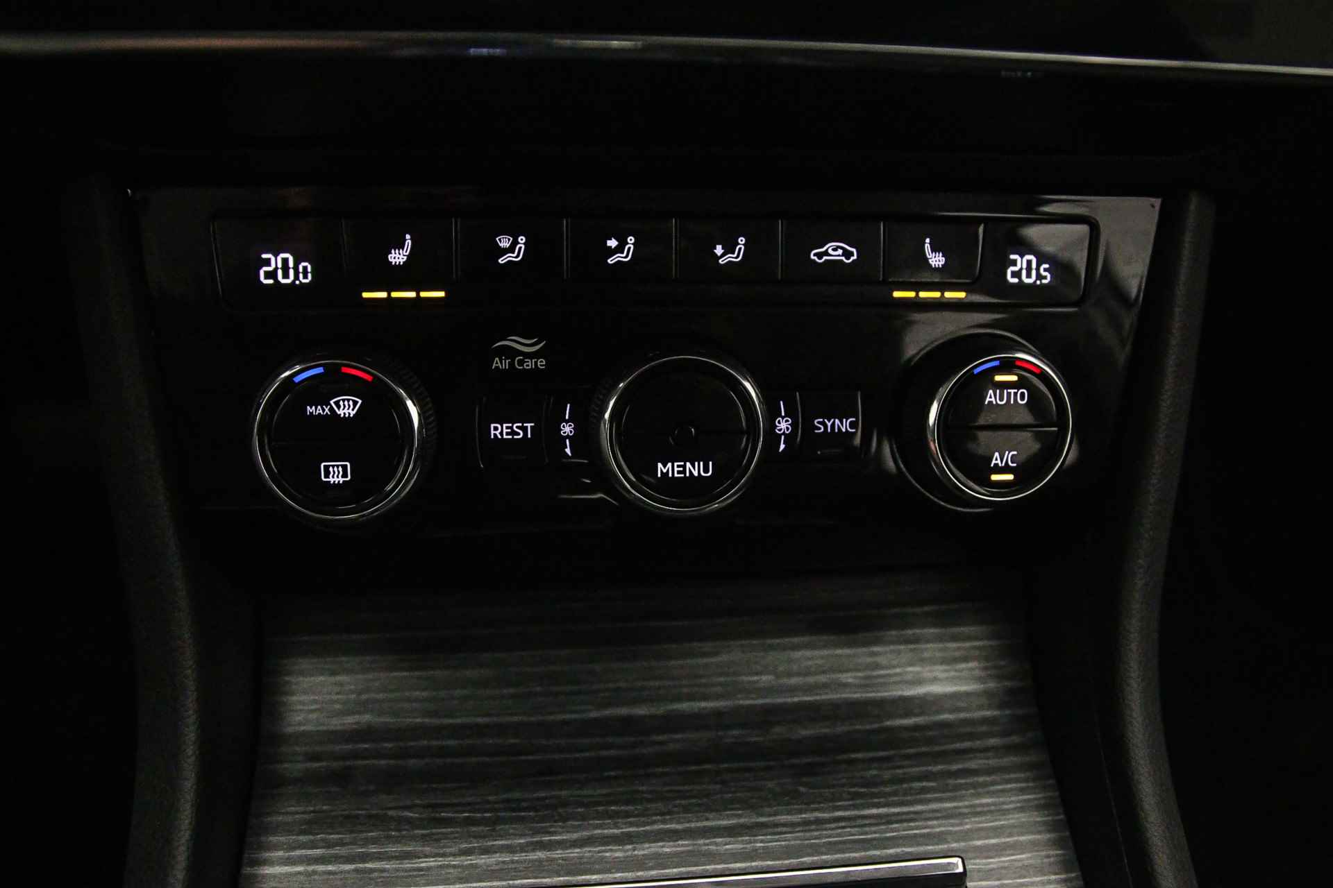 Škoda Superb Combi Business Edition Plus 1.4 TSI PHEV 218pk DSG Automaat Achteruitrijcamera, Navigatie, Cruise control, Airco, DAB, Parkeersensoren, Stoelverwarming, LED verlichting - 20/46