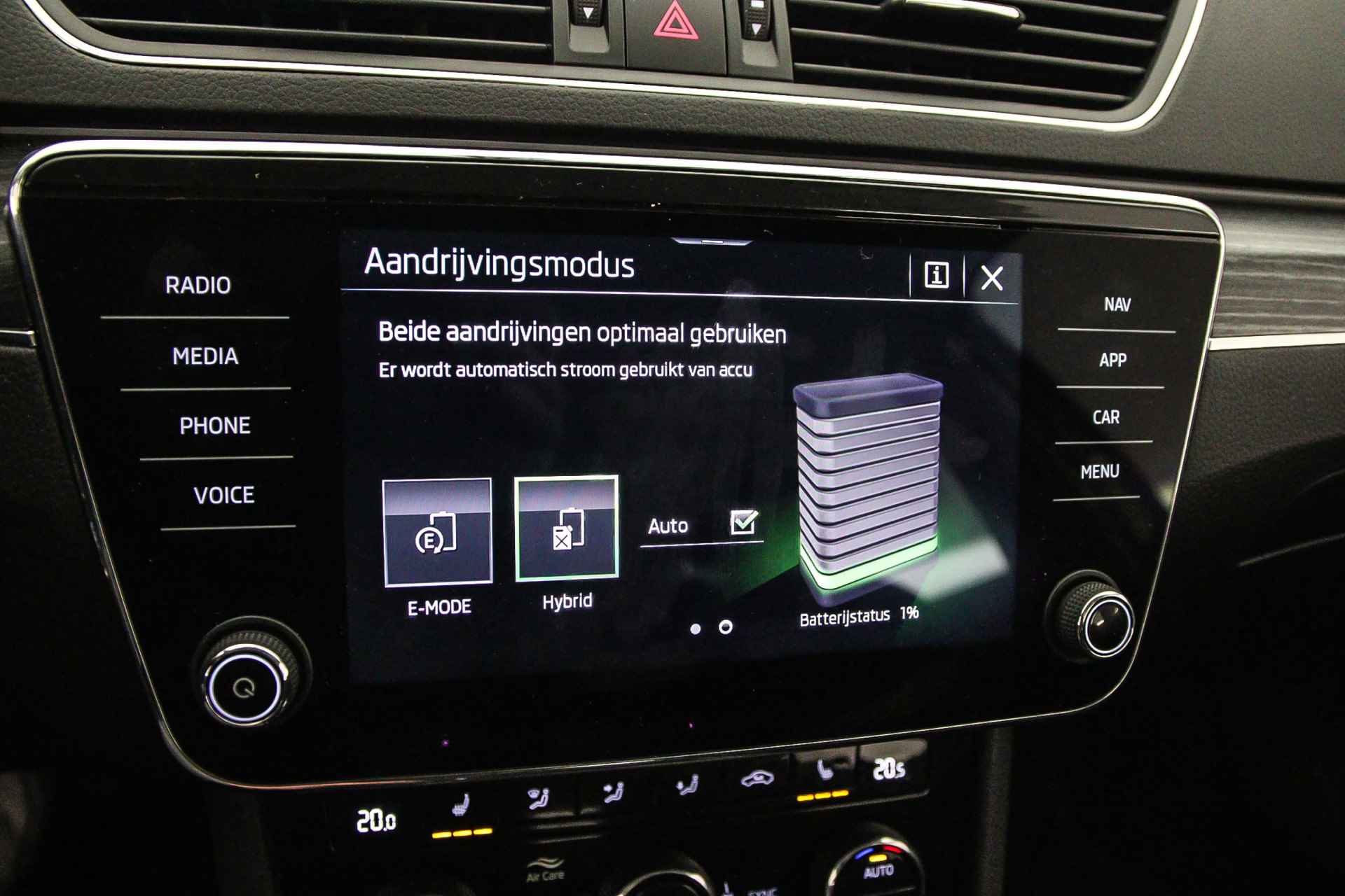 Škoda Superb Combi Business Edition Plus 1.4 TSI PHEV 218pk DSG Automaat Achteruitrijcamera, Navigatie, Cruise control, Airco, DAB, Parkeersensoren, Stoelverwarming, LED verlichting - 30/46