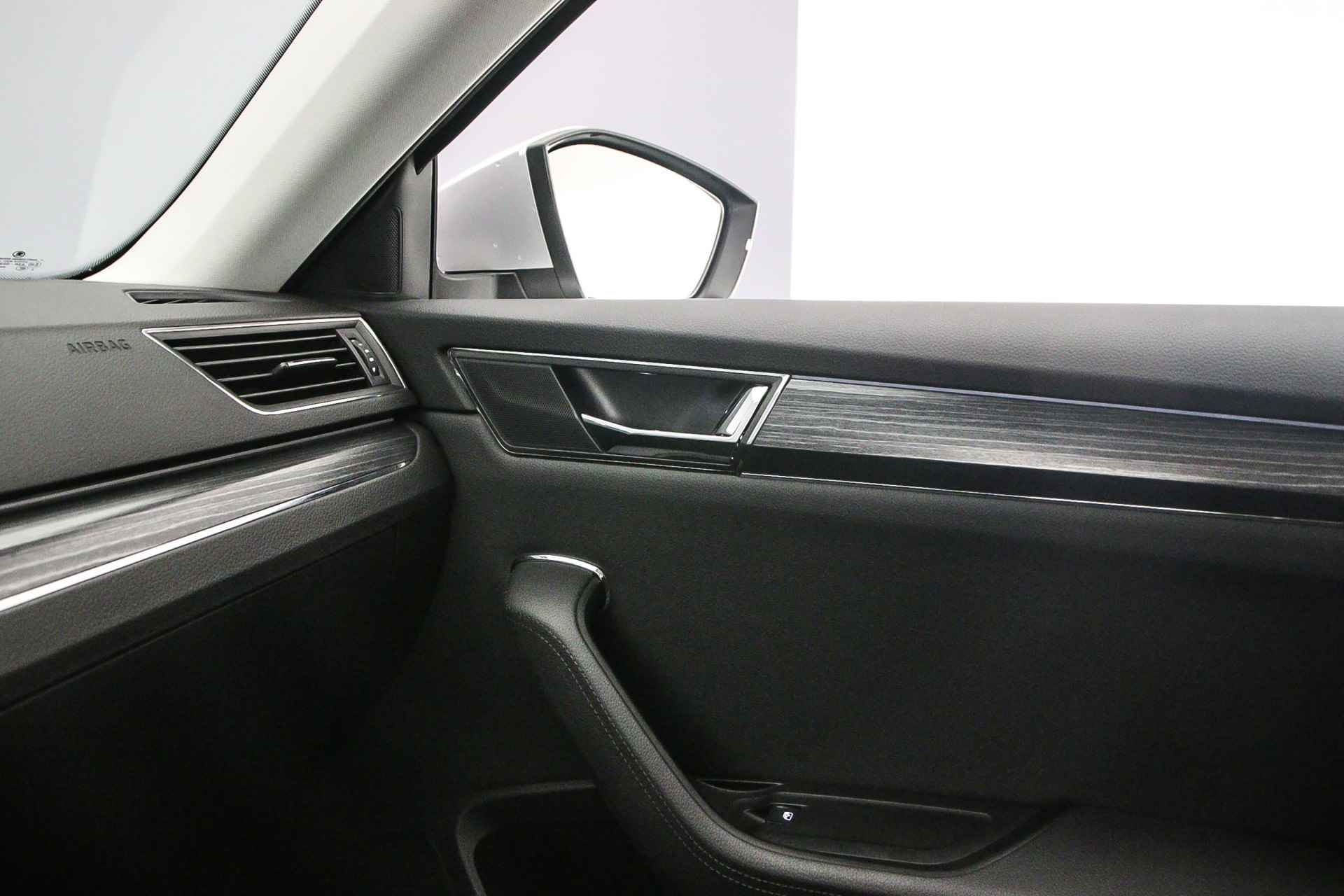 Škoda Superb Combi Business Edition Plus 1.4 TSI PHEV 218pk DSG Automaat Achteruitrijcamera, Navigatie, Cruise control, Airco, DAB, Parkeersensoren, Stoelverwarming, LED verlichting - 33/46