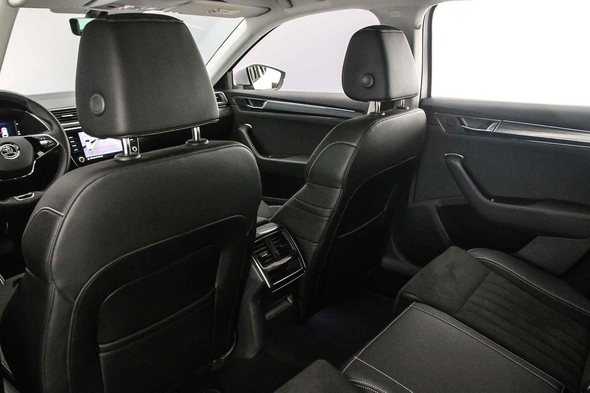 Škoda Superb Combi Business Edition Plus 1.4 TSI PHEV 218pk DSG Automaat Achteruitrijcamera, Navigatie, Cruise control, Airco, DAB, Parkeersensoren, Stoelverwarming, LED verlichting - 36/46