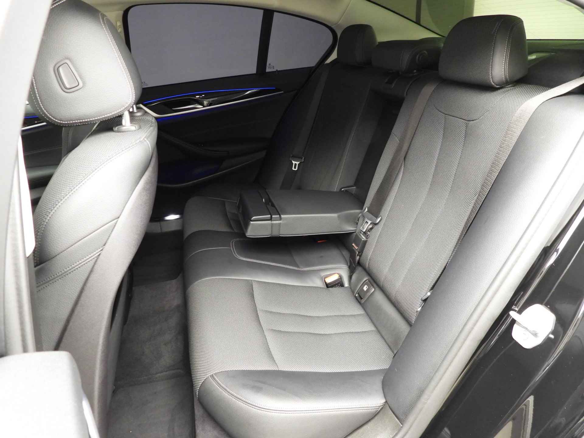 BMW 5-serie Sedan 530e | LED | Stof-leder intr. | Navigatie | Sportstoelen | Stoelverwarming | Shadow line | Alu 19 inch - 9/41