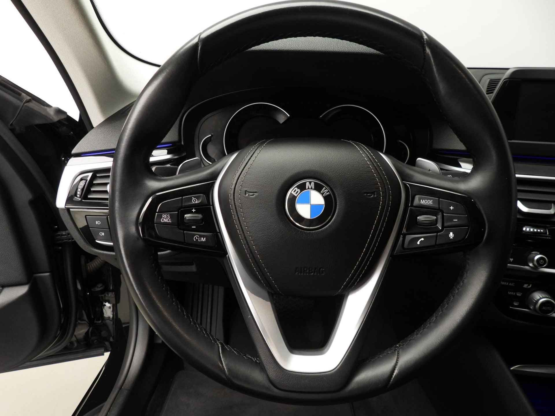 BMW 5-serie Sedan 530e | LED | Stof-leder intr. | Navigatie | Sportstoelen | Stoelverwarming | Shadow line | Alu 19 inch - 12/41