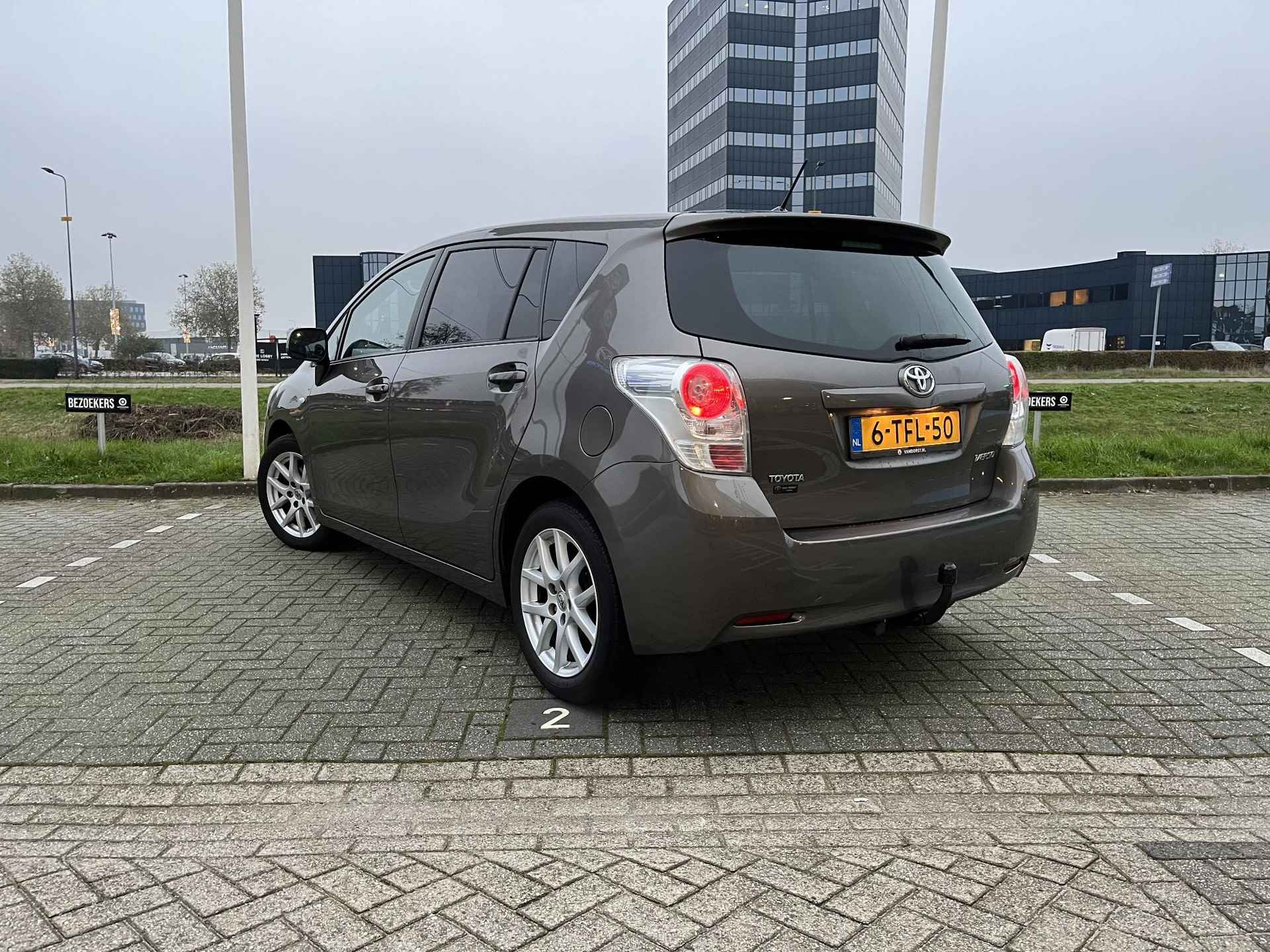 Toyota Verso 1.8 VVT-i Dynamic 7p. | Rijklaarprijs! | Panorama-dak | Trekhaak 1300 kg! | Navigatie | Bluetooth | Cruise Control | Achteruitrijcamera | Incl Winterset! | 12 mnd Bovag garantie! | - 3/13