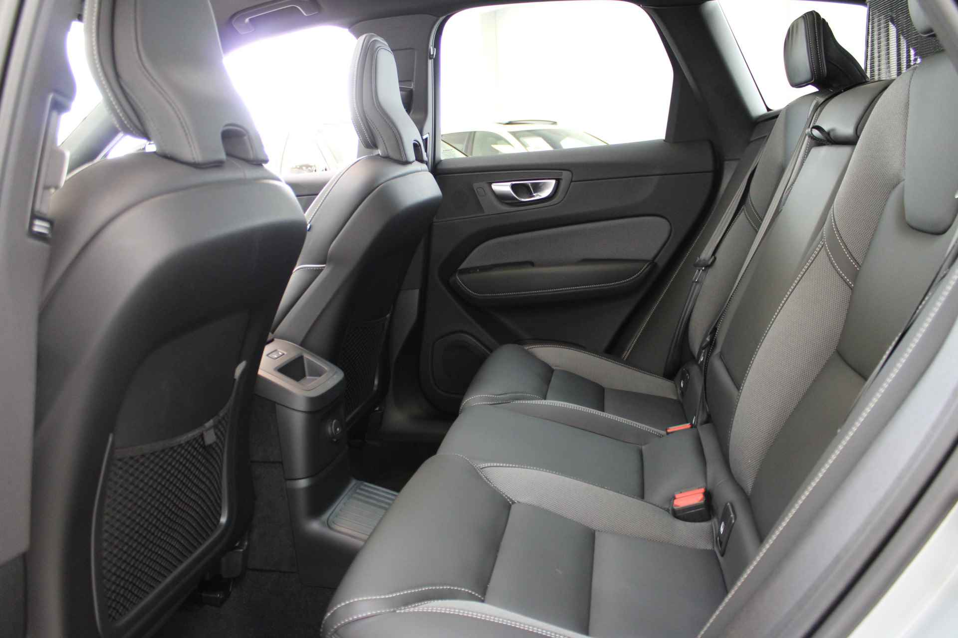 Volvo XC60 T6 350PK Long Range AWD Plus Dark | Parkeerverw | Panoramadak | Getint Glas | Verw Achterb | 20'' - 49/64