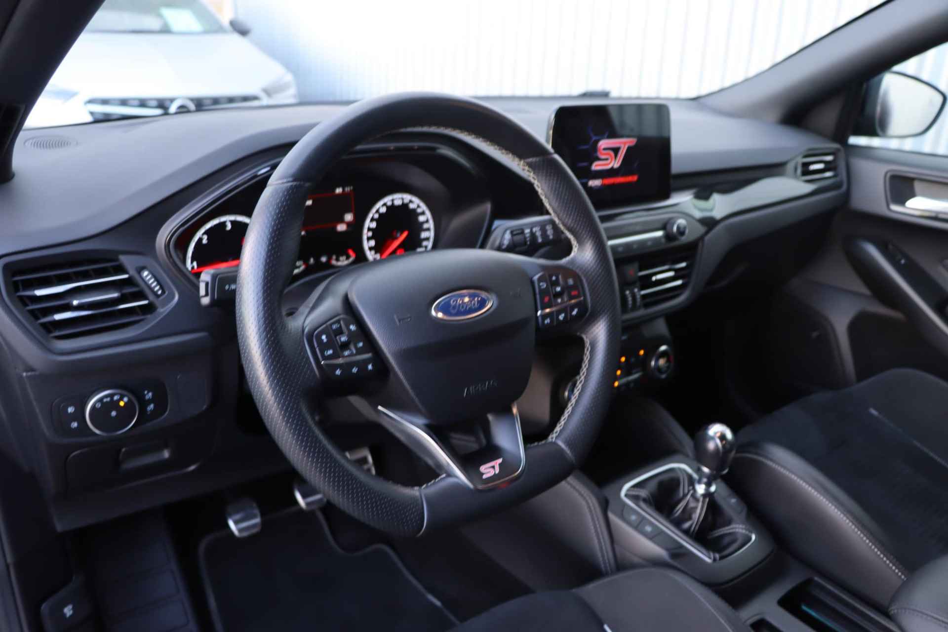 Ford Focus 2.0 Ecoblue ST-3 | Winter Pack | Adaptieve Led koplampen |  Afneembare Trekhaak | Electrische bestuurdersstoel | B & O Audio Systeem | - 3/33