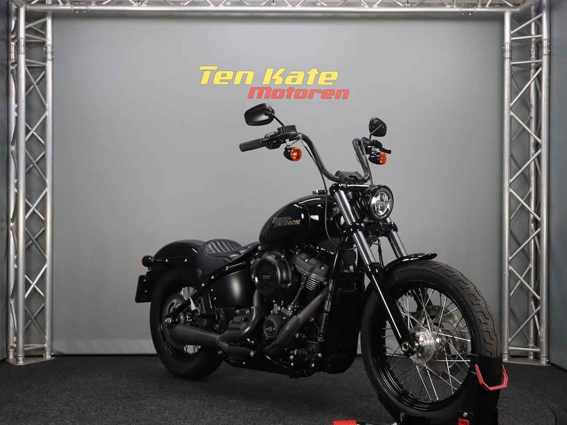 Harley Davidson STREET BOB FXDB - 2/12