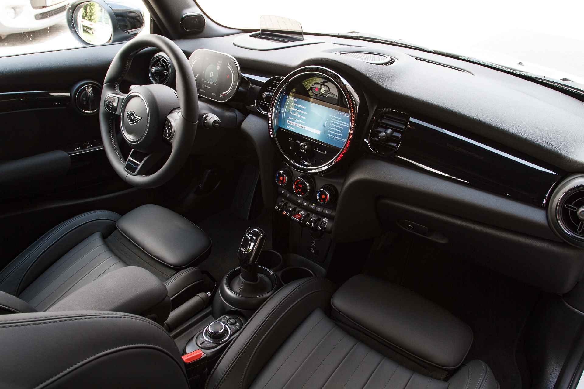 MINI Cabrio Cooper Classic Automaat / Stoelverwarming / LED / Comfort Access / Achteruitrijcamera / Park Assistant / Harman Kardon - 5/28