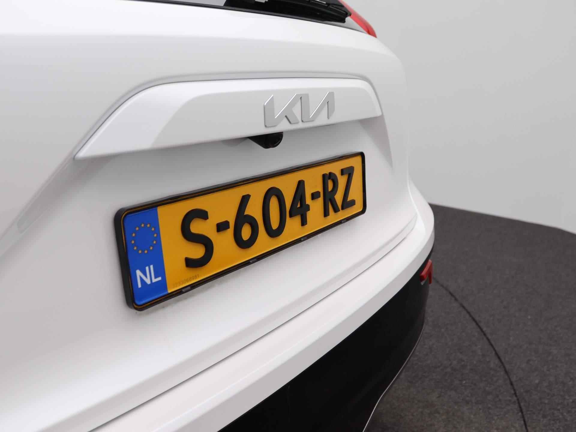 Kia Niro EV DynamicLine 64.8 kWh | 3-fase 11KW laden | Climate Control | Navigatie | LM Velgen | Eerste Eigenaar! | All Season banden | - 39/44