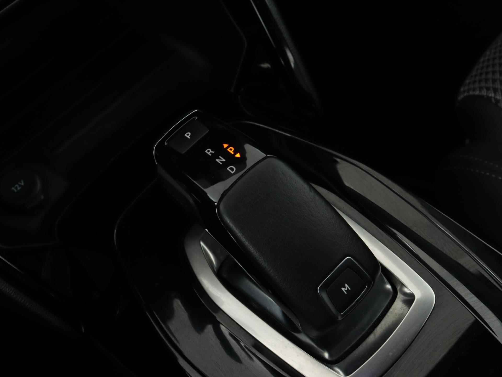 Peugeot 2008 GT 130pk Automaat  | Navigatie | Camera |Climate Control | Dodehoek Detectie | Licht Metalen Velgen 17" - 30/39