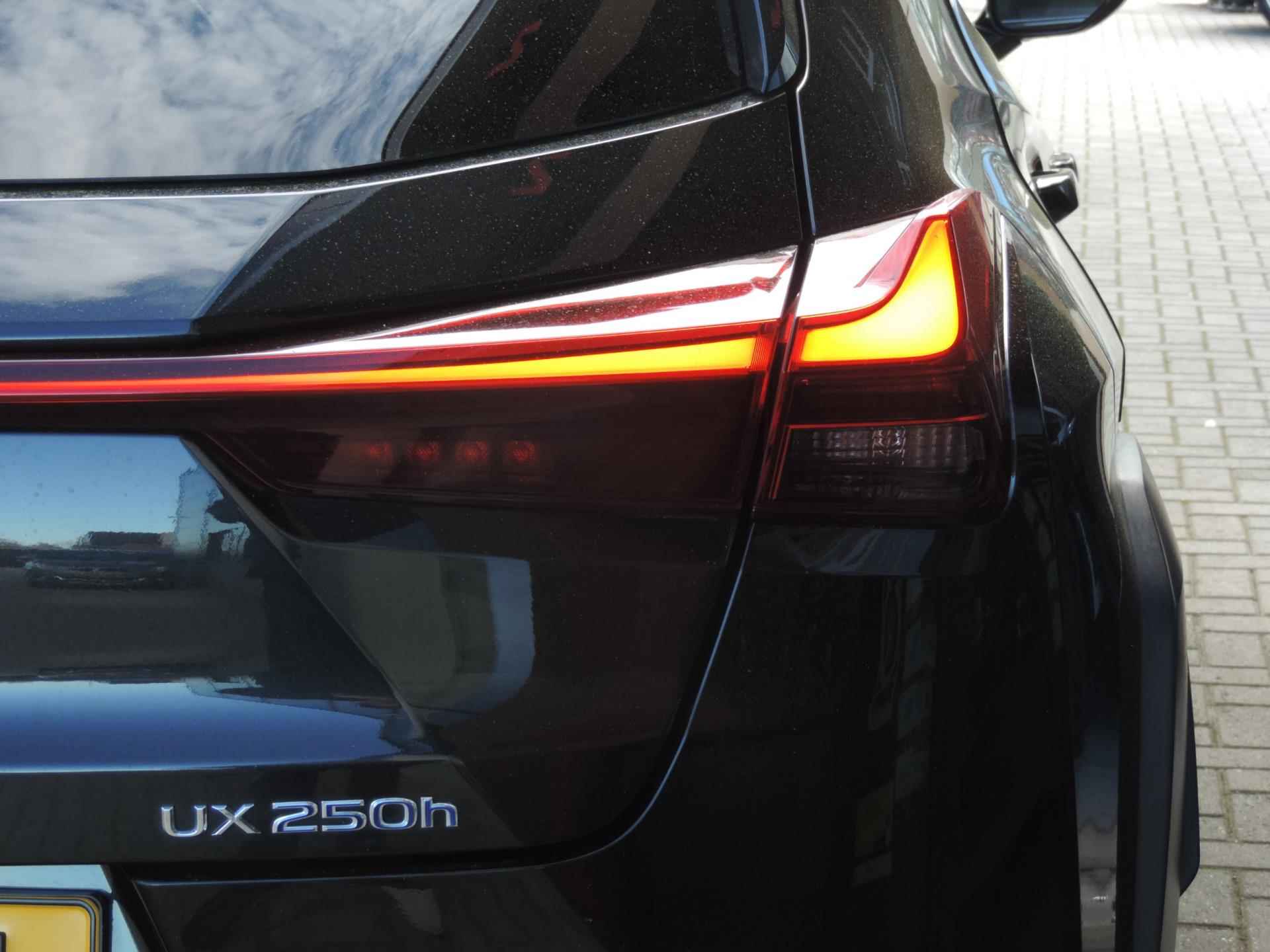 Lexus UX 250h Preference Line 29.000km AUTOMAAT | LED kopl | CarPlay | 18” | Dodehoek | ECC | PDC v+a | Camera - 11/68