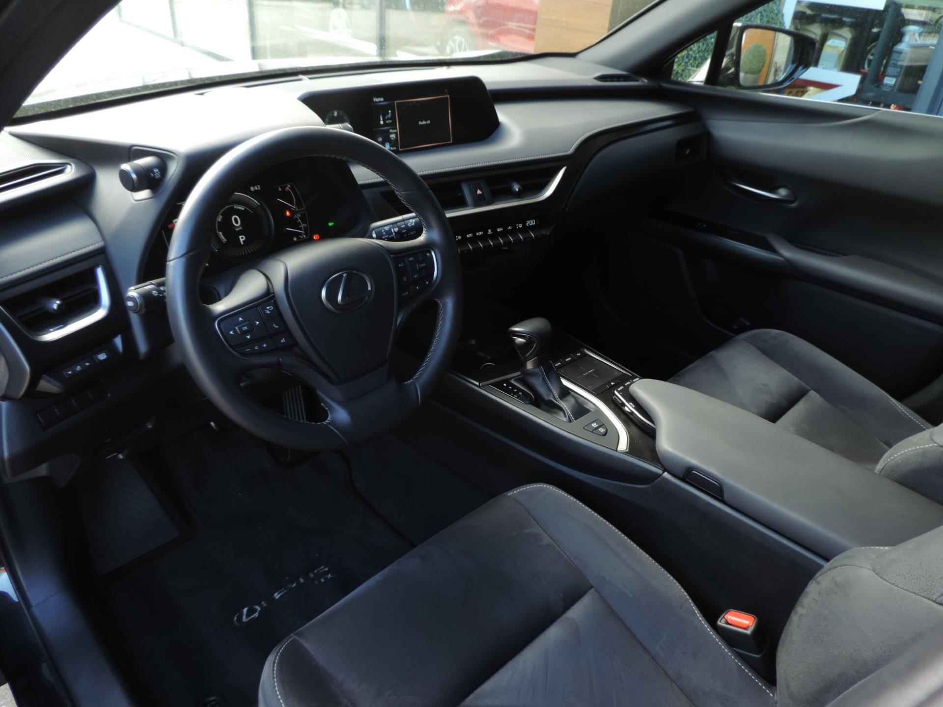 Lexus UX 250h Preference Line 29.000km AUTOMAAT | LED kopl | CarPlay | 18” | Dodehoek | ECC | PDC v+a | Camera - 14/68