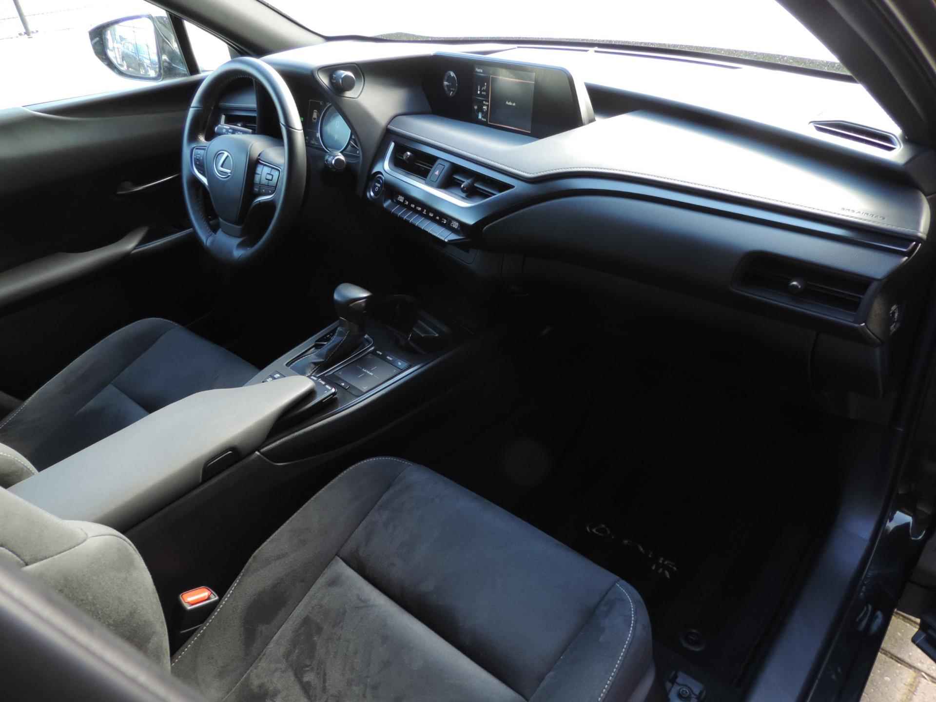 Lexus UX 250h Preference Line 29.000km AUTOMAAT | LED kopl | CarPlay | 18” | Dodehoek | ECC | PDC v+a | Camera - 17/68