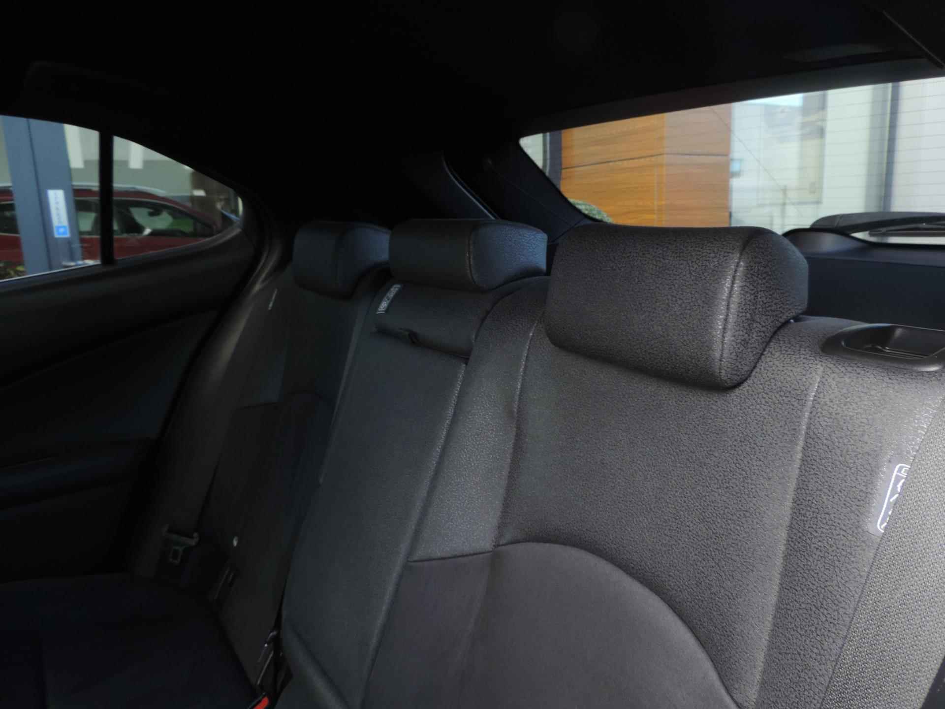 Lexus UX 250h Preference Line 29.000km AUTOMAAT | LED kopl | CarPlay | 18” | Dodehoek | ECC | PDC v+a | Camera - 23/68