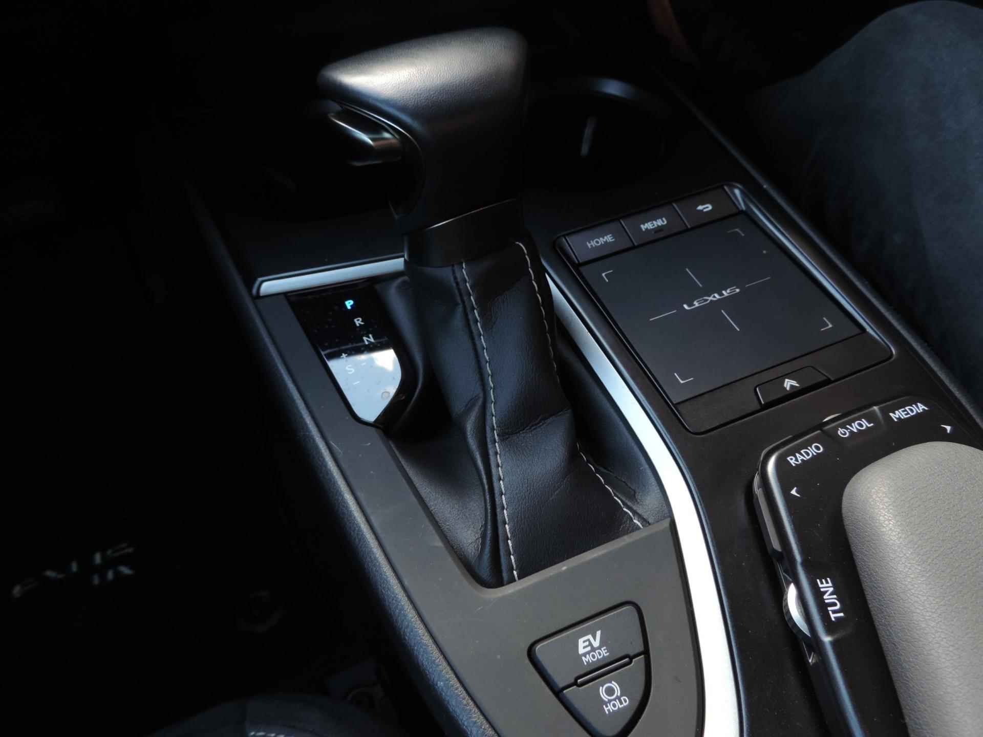 Lexus UX 250h Preference Line 29.000km AUTOMAAT | LED kopl | CarPlay | 18” | Dodehoek | ECC | PDC v+a | Camera - 48/68
