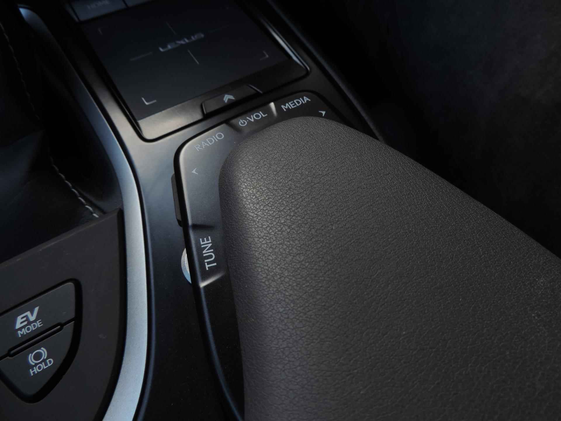 Lexus UX 250h Preference Line 29.000km AUTOMAAT | LED kopl | CarPlay | 18” | Dodehoek | ECC | PDC v+a | Camera - 50/68