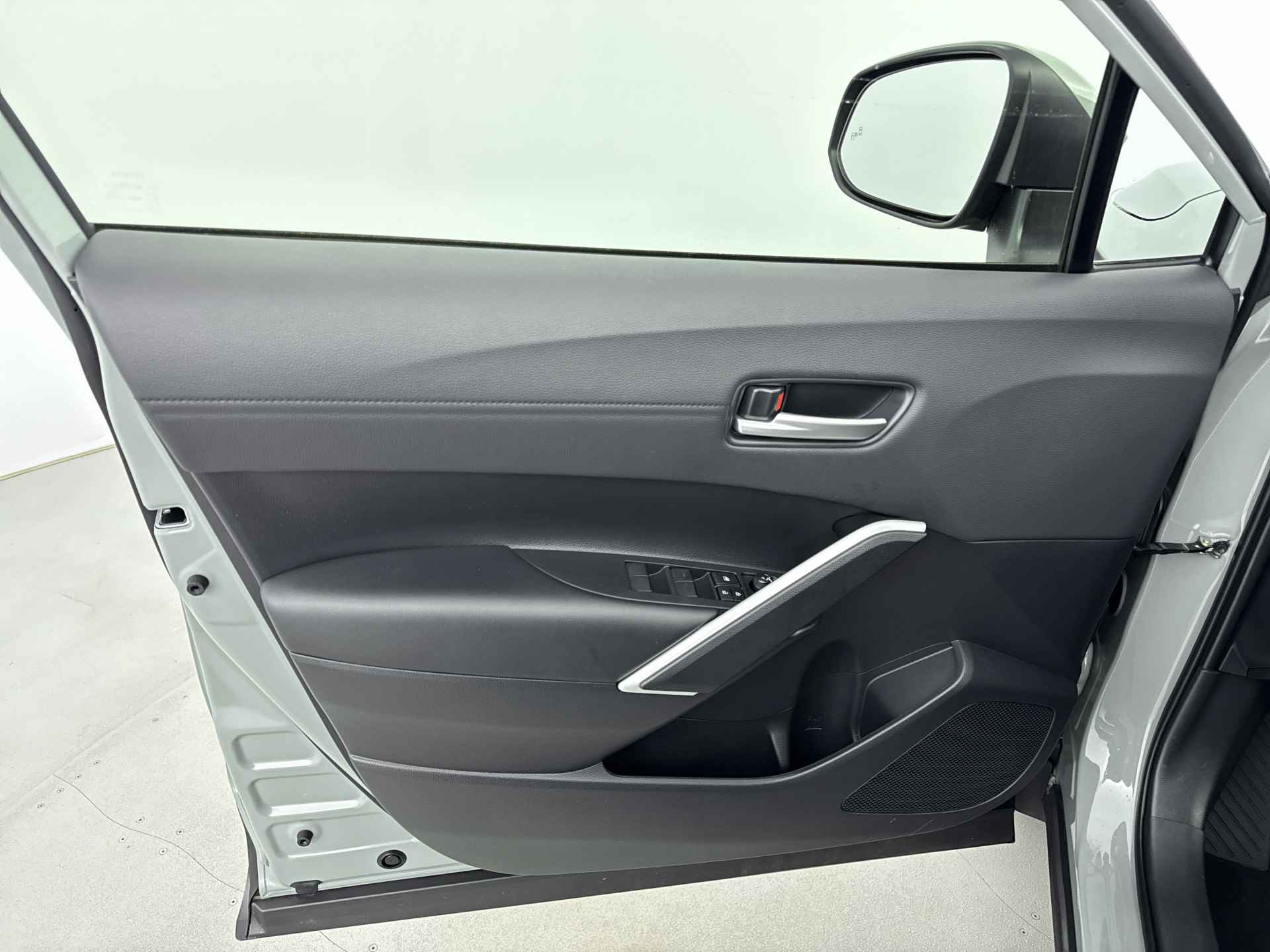 Toyota Corolla Cross 2.0 High Power Hybrid First Edition | Lichtmetalen Velgen | Parkeersensoren | Navigatie | - 31/39