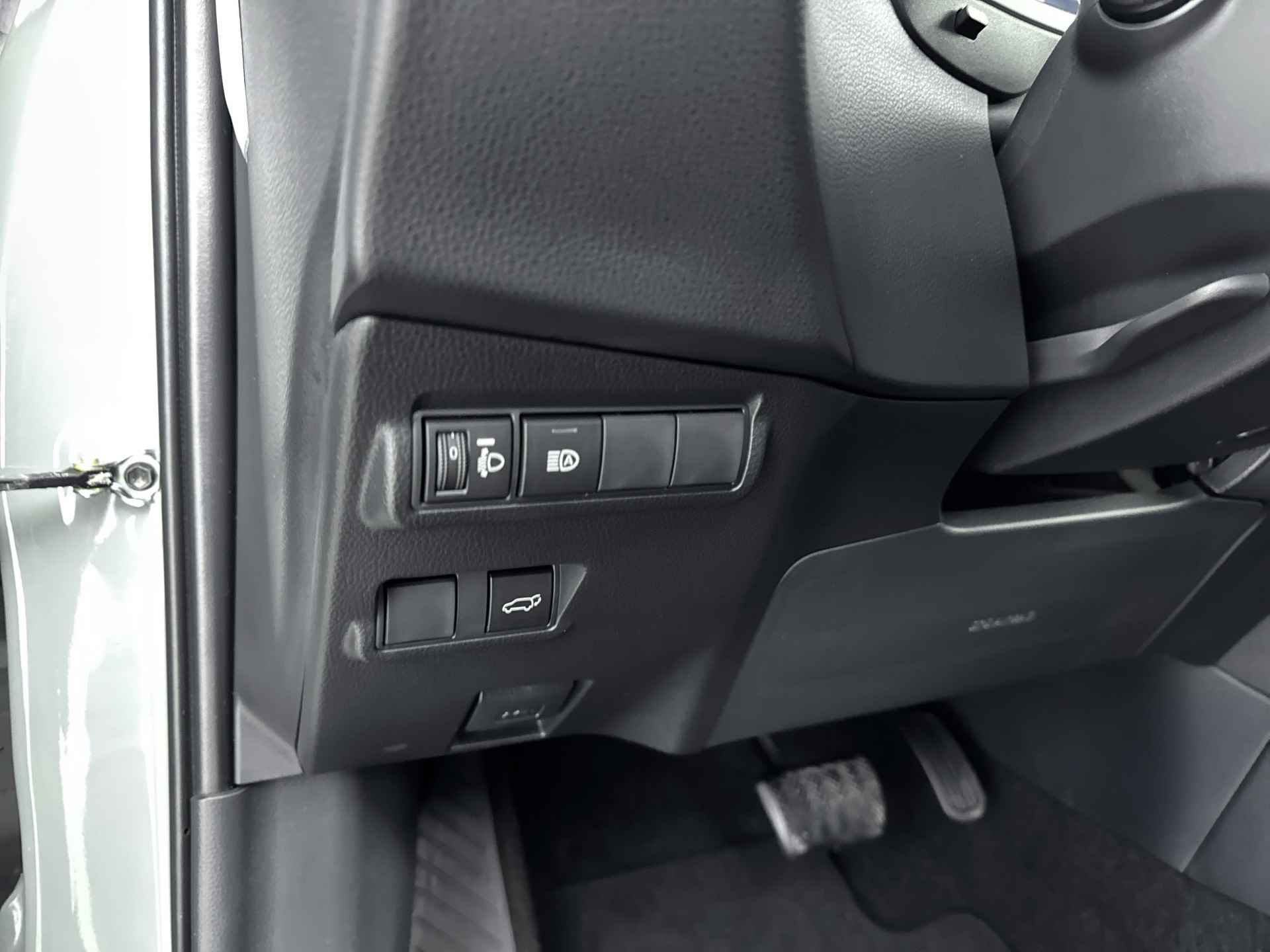 Toyota Corolla Cross 2.0 High Power Hybrid First Edition | Lichtmetalen Velgen | Parkeersensoren | Navigatie | - 32/39