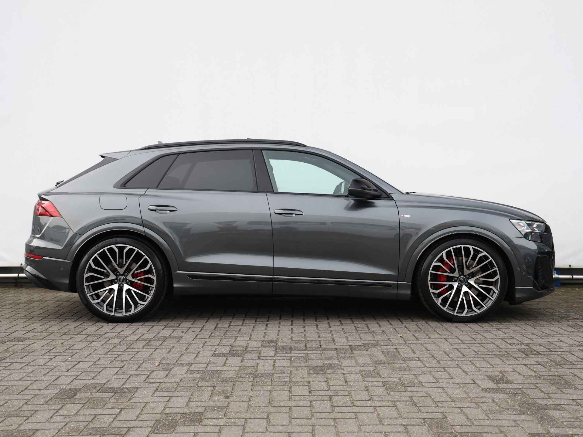 Audi Q8 60 TFSI e quattro Pro Line S Competition 490pk | vierwielsturing | B&O | Pano | 23" | Servo | HUD | 360° camera | Stoelverwarming | Trekhaak | Supersport | OLED - 2/48